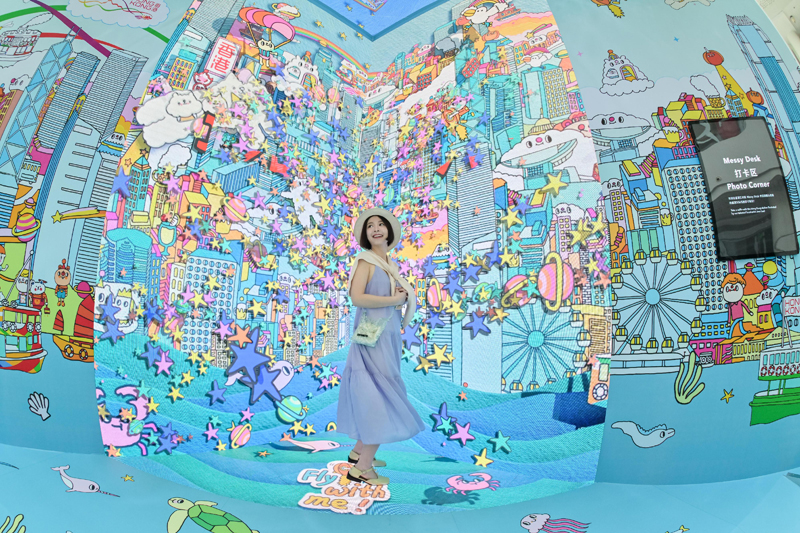 展览场内的拍照区，展示香港本地艺术家Messy Desk（李美欣）的插画设计。