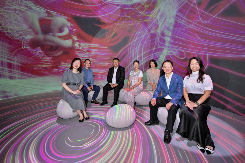 （左起）特区政府驻粤经济贸易办事处主任苏惠思、广州市文化广电旅游局市场推广处处长冯定波、中央人民政府驻香港特别行政区联络办公室广东联络部主任范克胜、政府新闻处处长廖李可期、香港旅游发展局华南区总监及驻广州首席代表俞岚、广州市人民政府港澳事务办公室主任詹德村和万菱集团副总经理黄文莉参观展览。