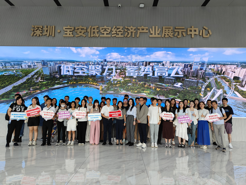 駐深圳聯絡處黎瑞瓊主任（中）與香港中聯辦深圳聯絡部蘇武源副主任（左八）與青年學生在展示中心合影