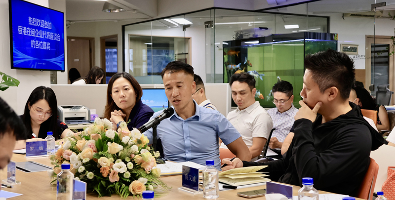 驻福建联络处主任郑震生(右2)在座谈会上致辞