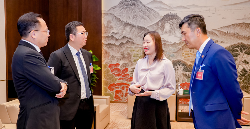 苏惠思主任（右二）与嘉宾交流