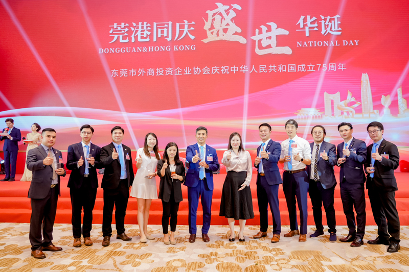 苏惠思主任（右六）、连汉森会长（左六）与东莞市外商投资企业协会青委会合照