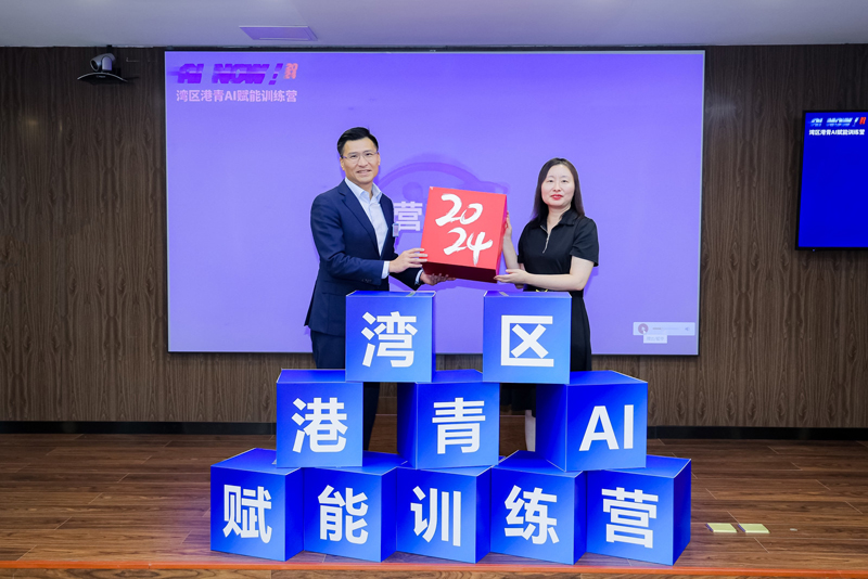 蘇惠思（右），邱達根（左）主持開營儀式