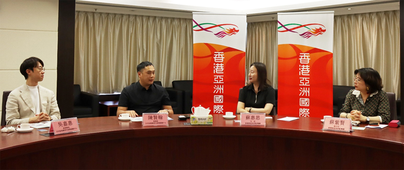 右二：苏惠思主任；左二：陈贤翰理事长；左一：吴嘉惠副理事长； 右一：苏紫贤副主任