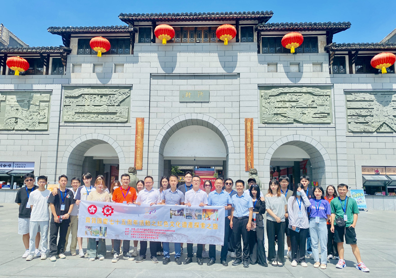 駐福建聯絡處主任鄭震生(右9)與出席歡迎午宴嘉賓包括三明市港澳辦主任洪彬(左8)、三明市沙縣區人民政府副區長劉維敏(右8)及香港籍青年及學生們在三明市沙縣小吃文化城景區前大合照