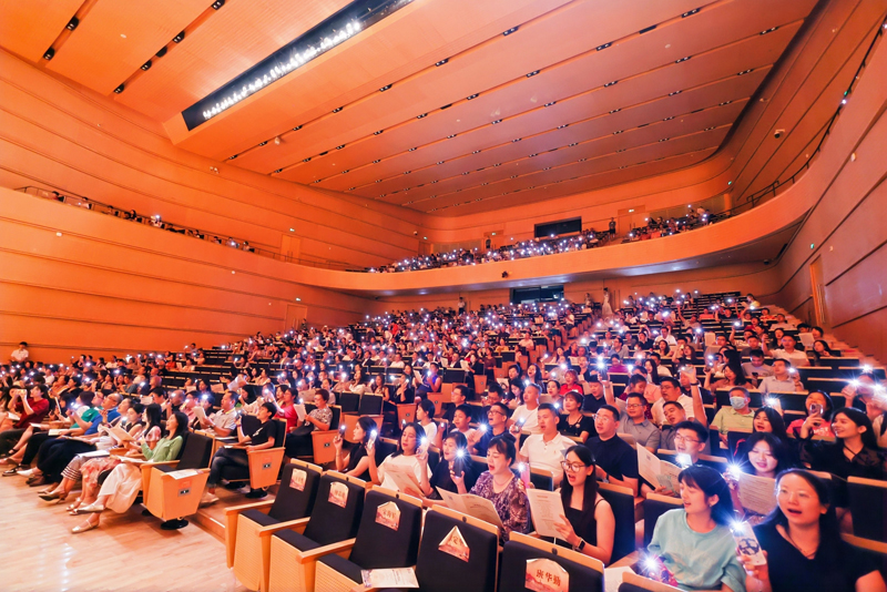 表演節目以全場大合唱《歌唱祖國》結束。