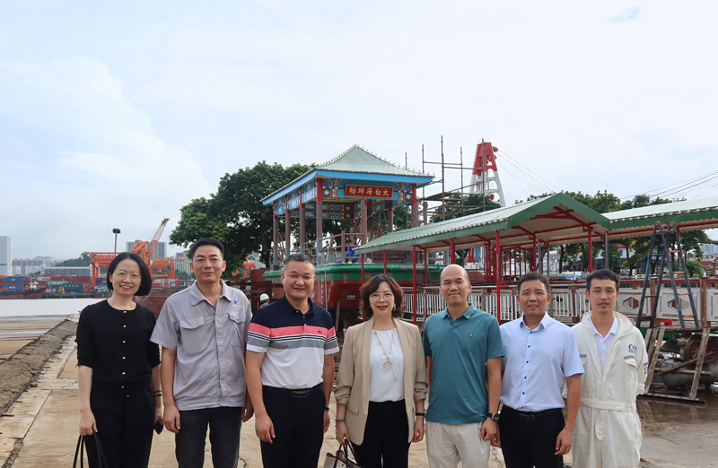 合影：蘇紫賢副主任（中），黃添准總經理（左三），鄭焜衍科長（右三），背後是在維修中的港籍船舶