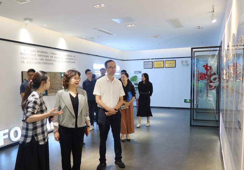 陳燕媚項目運營總監（左一）介紹基地情況