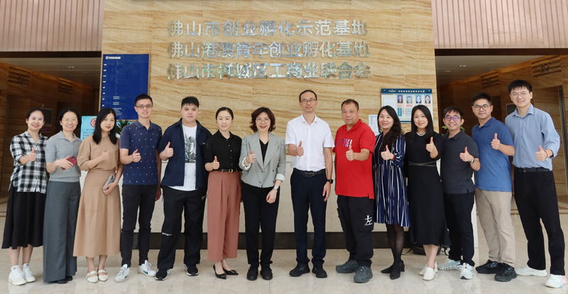 合影：蘇紫賢副主任（左七），佛山市人力資源和社會保障局盧嶺副局長(右七)、徐振珂辦公室副主任(右一)，佛山市人力資源公共服務中心創業指導部李宜部長（左六）、呂笑桃副部長（右五）等