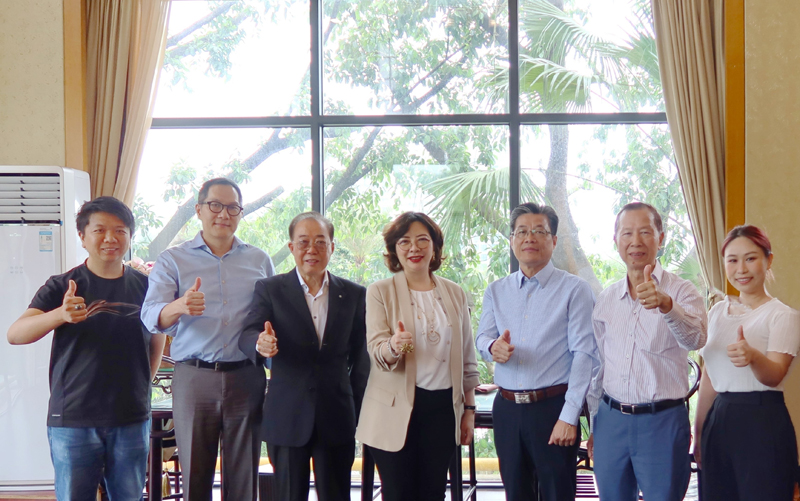 合影：蘇紫賢副主任（中），中山市僑資企業商會執行會長蔡國贊（左三）、常務副會長阮建周（右三），中山市外商投資企業協會副會長顏權興（右二）、常務理事馬安堂（左二），入駐中山市易創空間創業孵化基地的香港創業青年：黃基嬋（右一）、何晟皇（左一）