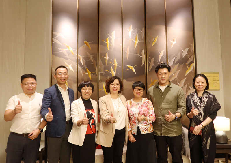 合影：蘇紫賢副主任（中），佛山市外商投資企業協會執行會長王緒（左二）、副會長鄧麗甜（左三）、會員李超（左一），佛山市僑商投資企業協會常務副會長王美蓮（右三）、副會長李國銘（右二）