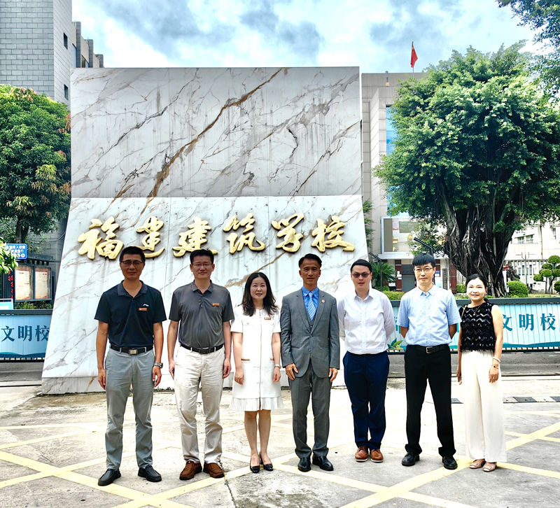 驻福建联络处主任郑震生(中)与福建建筑学校党委书记郑芳(左3) 、校长叶扬(左2)及职专教育服务（深圳）有限公司副总经理陈志豪(右3)等合照