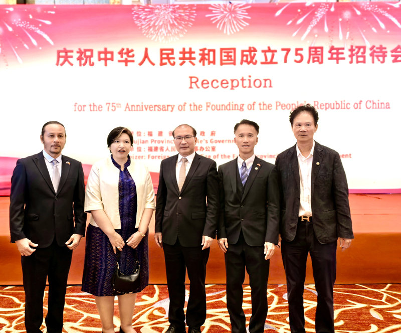 驻福建联络处主任郑震生（右2）与福建省委常委、常务副省长王永礼（中）及其他出席嘉宾合照