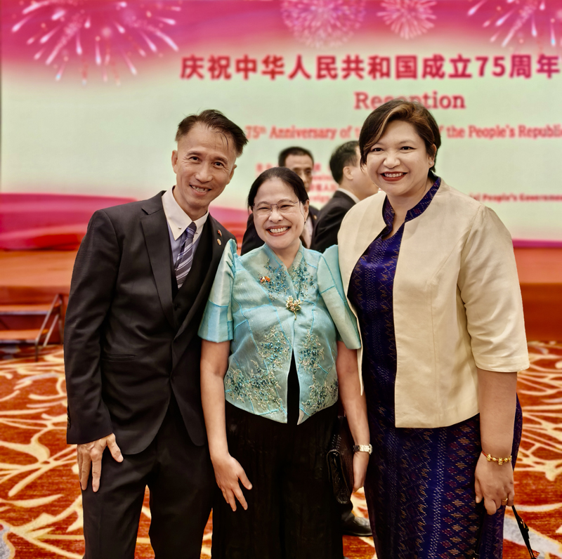 驻福建联络处主任郑震生与菲律宾驻厦门总领事欧莉娜（中）及泰国驻厦门副总领事冰忆莲（右1）合照