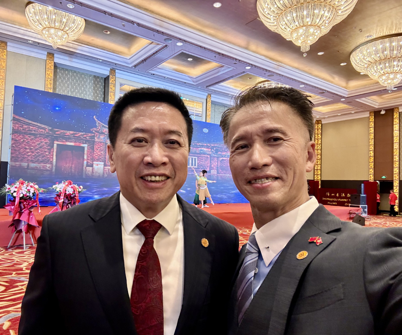驻福建联络处主任郑震生与福建省港澳事务办公室主任黎林（左）合照