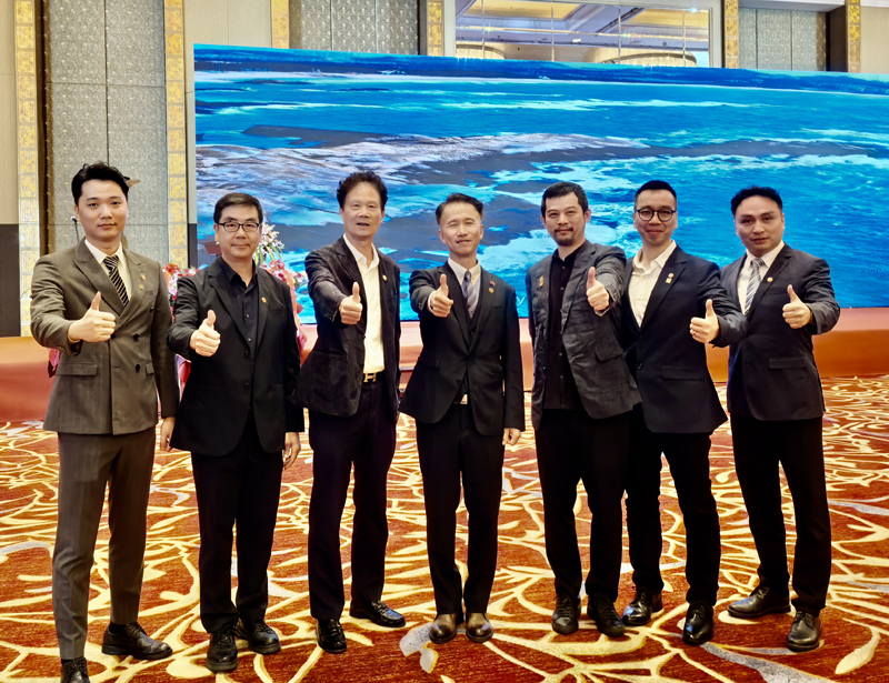 驻福建联络处主任郑震生与福建省香港商会主要会员合照1