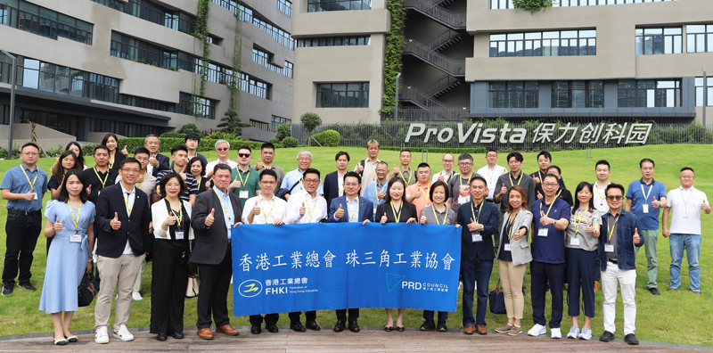 苏惠思主任（右七）、庄子雄主席（左七）、王博文主席（左六）、苏紫贤副主任（左三）与代表团合影