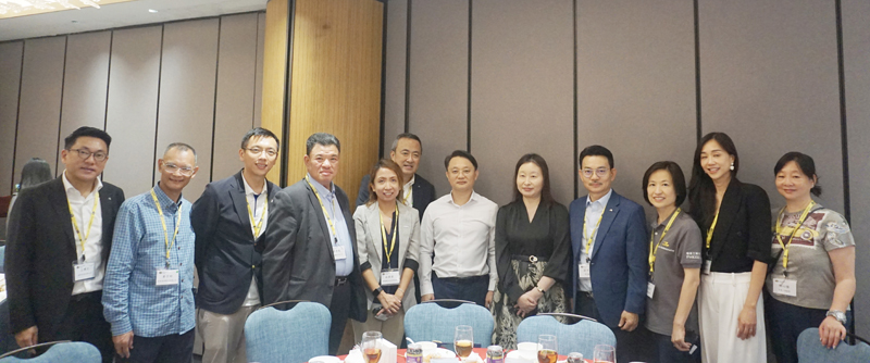 苏惠思主任（前排右五）、陈庆松副市长（前排左六）与庄子雄主席（前排右四）、王博文主席（前排左一）等合影