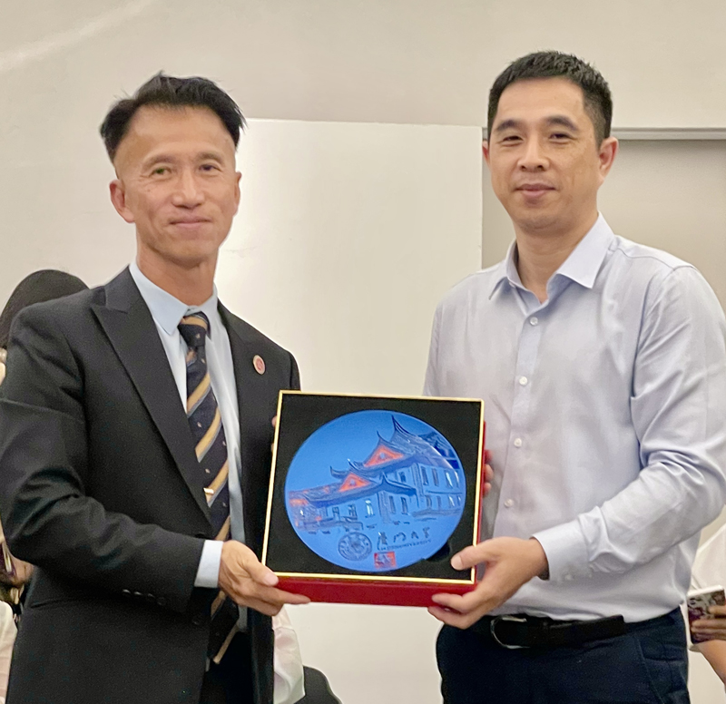 駐福建聯絡處主任鄭震生(右) 與廈門大學EMBA福州校友會會長黃伏虎合照