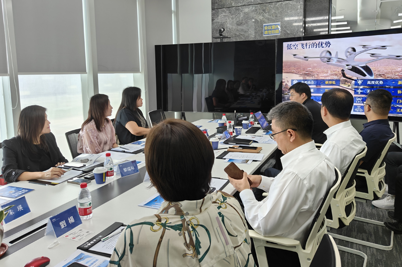 苏惠思（左二）与龙岗区常委黄文雅（右二）、深圳市交通局龙岗管理局副局长刘杰（右二）、低空经济分院李世鹏执行院长（右四）座谈交流