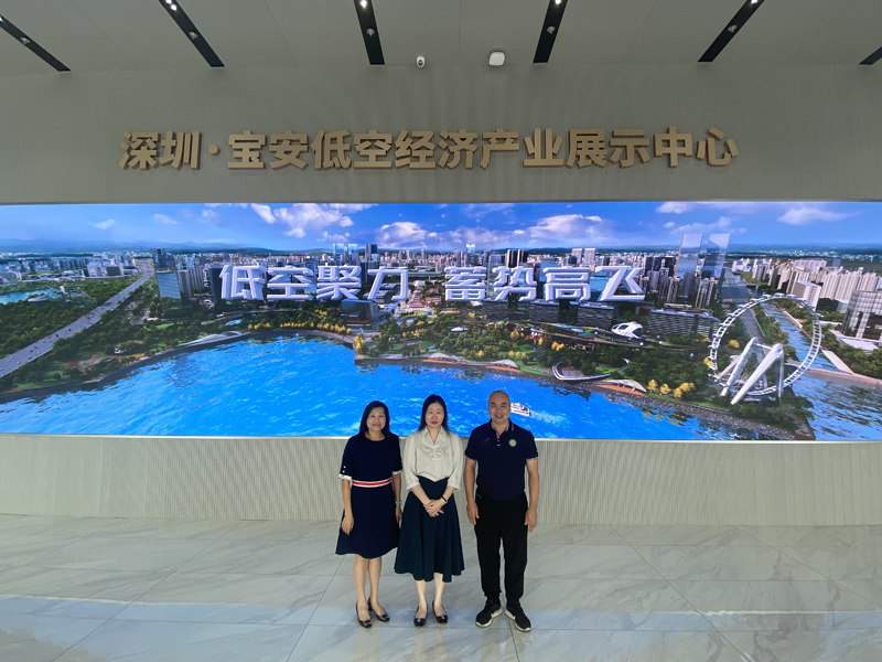 苏惠思(中)参观宝安低空经济产业公共服务中心