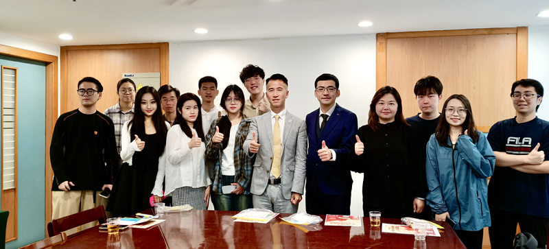 驻福建联络处主任郑震生(第一排左5) 与参会嘉宾及厦门大学出席港籍学生大合照