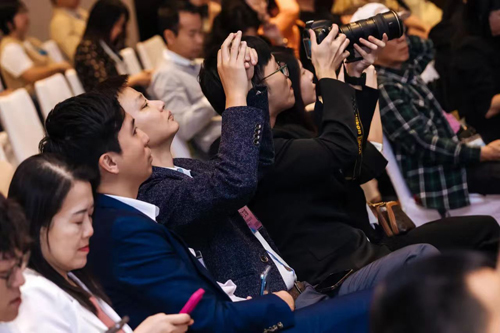 港资和内地企业代表专注参会、交流互动2