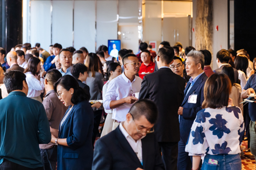 港资和内地企业代表专注参会、交流互动3