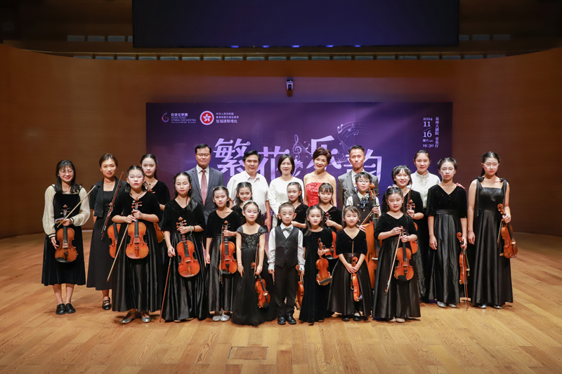 駐福建聯絡處鄭震生主任(後排右2)與泉州大劇院青少年弦樂團演奏者合照