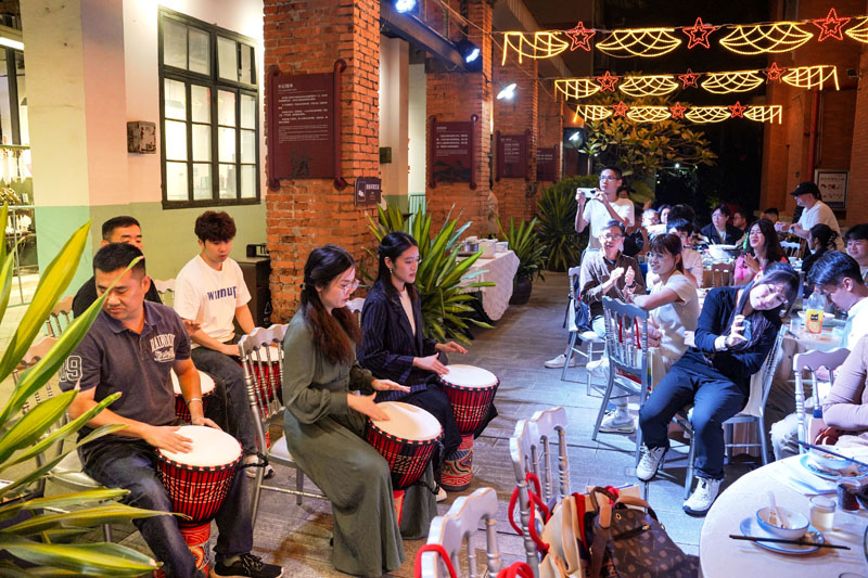 同學及嘉賓們除了邊享用自助晚餐邊交流外,還有學生的才藝表演1。 同學及嘉賓們除了邊享用自助晚餐邊交流外,還有學生的才藝表演1。