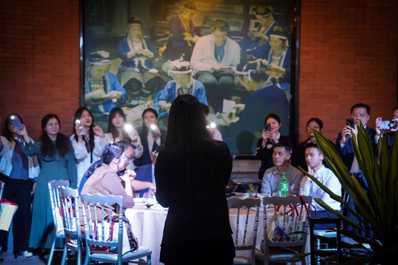 同學及嘉賓們除了邊享用自助晚餐邊交流外，還有學生的才藝表演2。