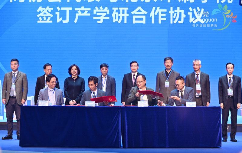 苏紫贤副主任（二排左三）、中央人民政府驻香港特别行政区联络办公室二级巡视员何德军（二排右四）、中共广东省委宣传部二级巡视员肖海明（二排左四）、东莞市人民政府办公室一级调研员梁绍光（二排右二）、桥头镇党委副书记、镇长刘锦棠（二排右一）、中共东莞市委宣传部副部长、市新闻出版局局长蔡国康（二排左二）、香港联合出版集团有限公司董事长傅伟中（二排左一）、中国印刷技术协会常务副理事长褚廷亮（二排右三）1