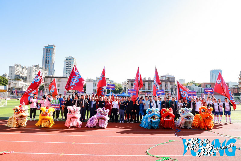 驻福建联络处主任郑震生与出席嘉宾及来自厦门、香港、台湾的共54名残疾与100名健全运动员大合照