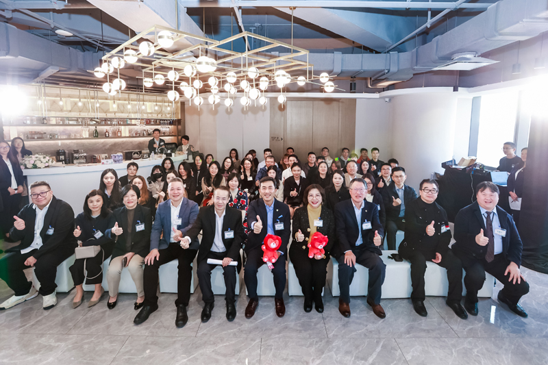 蘇紫賢副主任（右四）、黃朝東副局長（左五）、連漢森會長（右五）和出席活動的嘉賓和媒體朋友合作