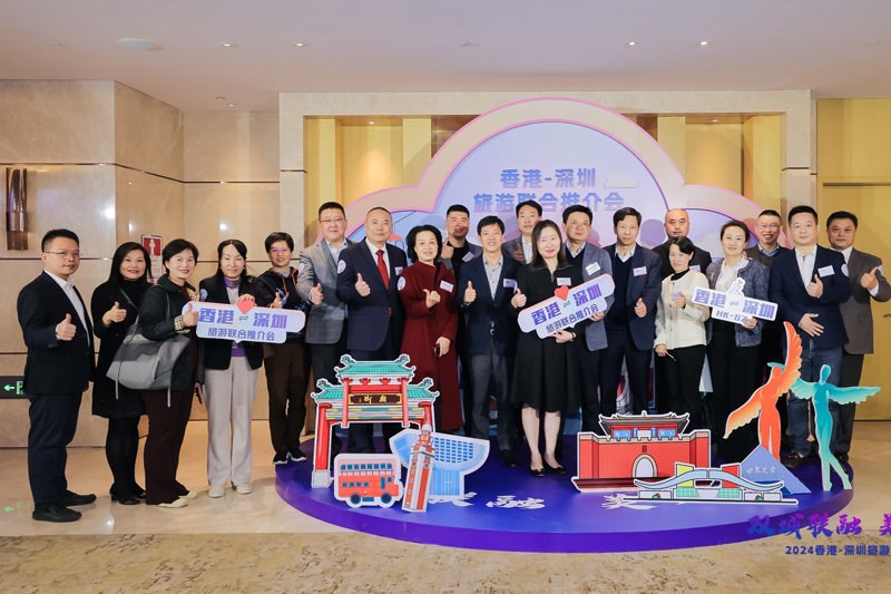 蘇惠思主任與嘉賓在打卡裝置前合影留念。