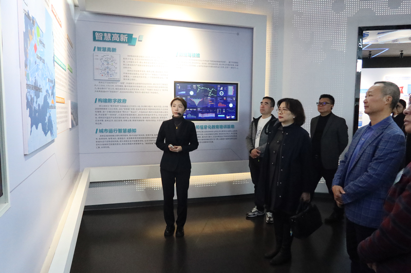 苏紫贤副主任（右三）听取投资项目介绍