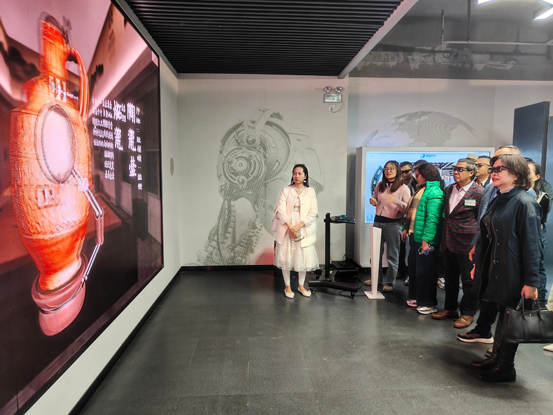 苏紫贤副主任（右一）听取工作人员介绍