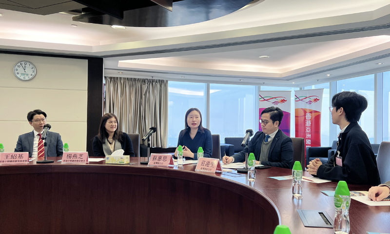 驻粤办主任苏惠思（中）向考察团成员介绍了驻粤办的职能、香港特区政府提供予香港青年在内地发展的支持，以及重点阐释粤港澳大湾区为香港青年提供的庞大发展机会。