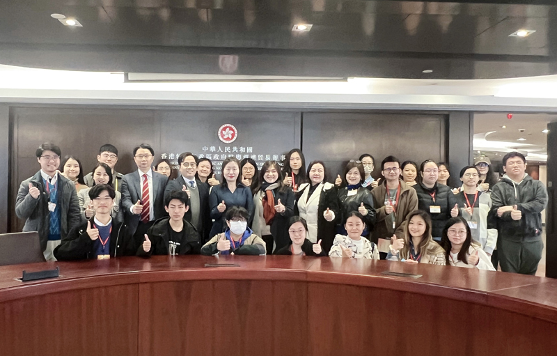 驻粤办主任苏惠思（第二排左五）、驻粤办副主任庄港生（第二排左四）、香港中华总商会副会长杨燕芝（第二排左六）、香港中华总商会常务会董王绍基（第二排左三）、香港中华总商会常务会董吴懿容（第二排右六）、香港中华总商会会董梁颖雯（第二排右五）、香港中华总商会会董张慧嫆（第二排左二）与考察团青年成员合照。