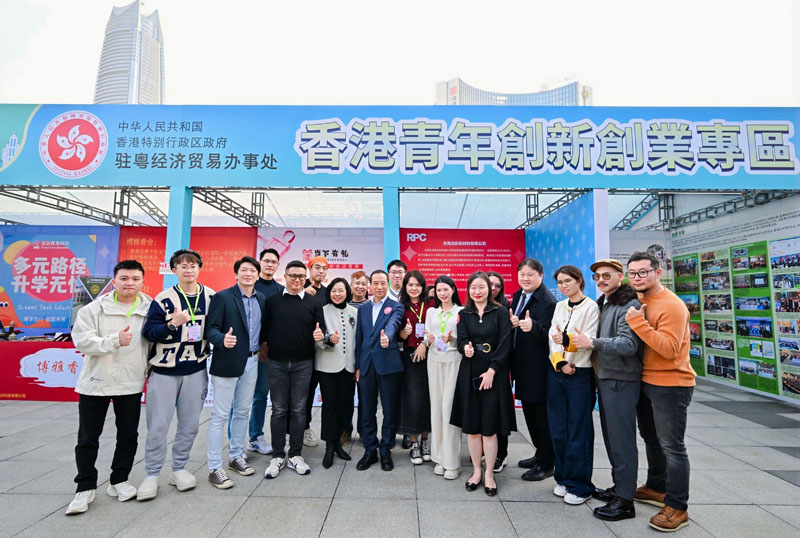 麦美娟局长（前排左五）、苏惠思主任（前排右五）、吕成蹊市长（前排右八）与香港青年创业团队合照