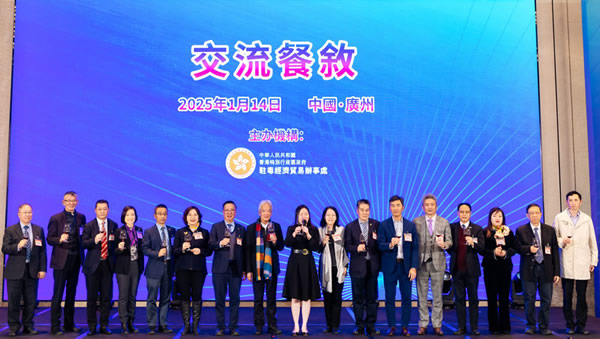 祝酒仪式，苏惠思主任（中）致祝酒辞