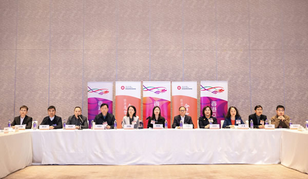 苏惠思主任（中），香港中联办广东联络部彭建新一级巡视员（右五），广东省港澳事务办公室龙广艳副主任（左五），（右四至一）苏紫贤副主任、广东省税务局国际税收管理处刘丽处长、朱国强四级调研员、广东省住房和城乡建设厅朱学仲四级调研员，（左四至一）茂名市商务局毛胜鹏局长、广东省商务厅外商投资促进处李志强三级调研员、外资管理处庞耿业一级主任科员、东莞科学技术局成果科林尹雁四级主任科员