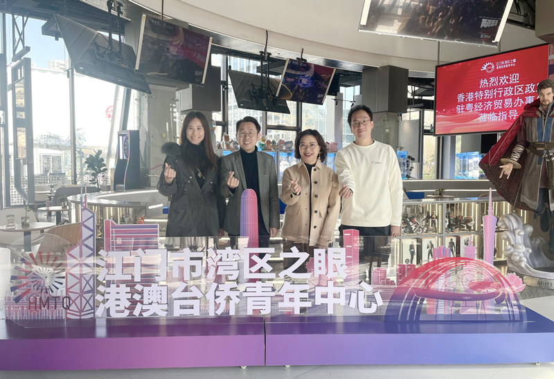 苏紫贤副主任（右二）与唐一瀚（左二）合影