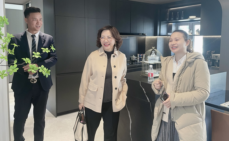 苏紫贤副主任（中）与企业代表交流