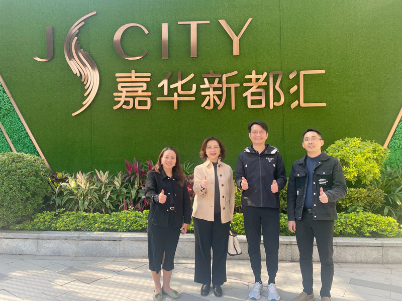 苏紫贤副主任（左二）与周光耀（右二）合照