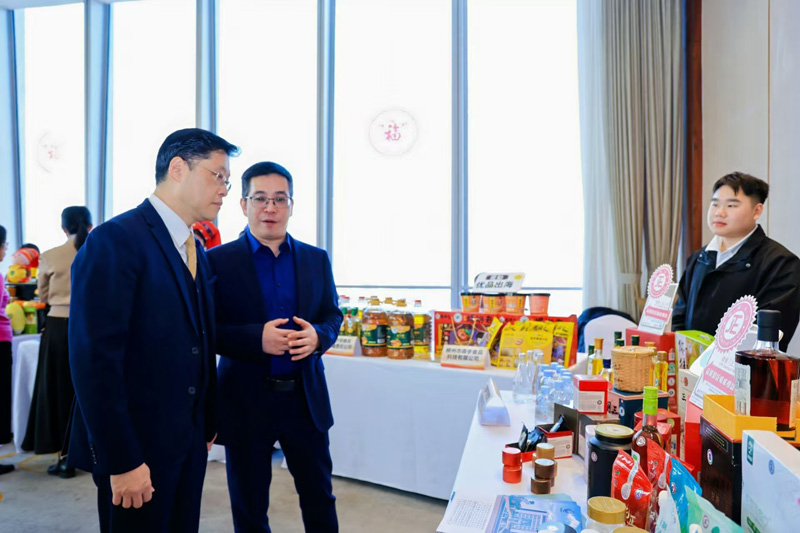 王主任聽取廣西產品質量檢測研究院院長蒙泳介紹香港優質正印檢測的最新發展情況。