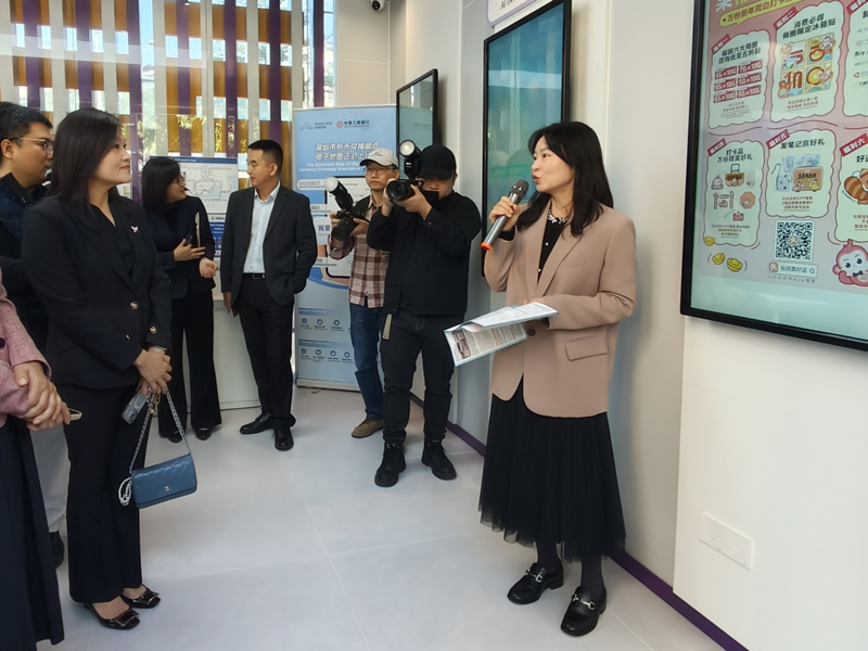 黎瑞琼主任與其他主禮嘉賓參觀服務中心,並了解服務詳情。_1 黎瑞琼主任與其他主禮嘉賓參觀服務中心,並了解服務詳情。_1