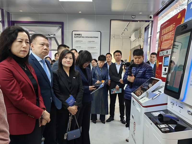 黎瑞琼主任與其他主禮嘉賓參觀服務中心,並了解服務詳情。_2 黎瑞琼主任與其他主禮嘉賓參觀服務中心,並了解服務詳情。_2