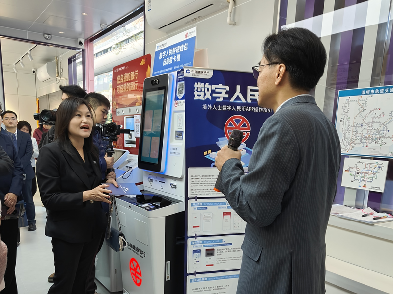 黎瑞琼主任與其他主禮嘉賓參觀服務中心，並了解服務詳情。_3