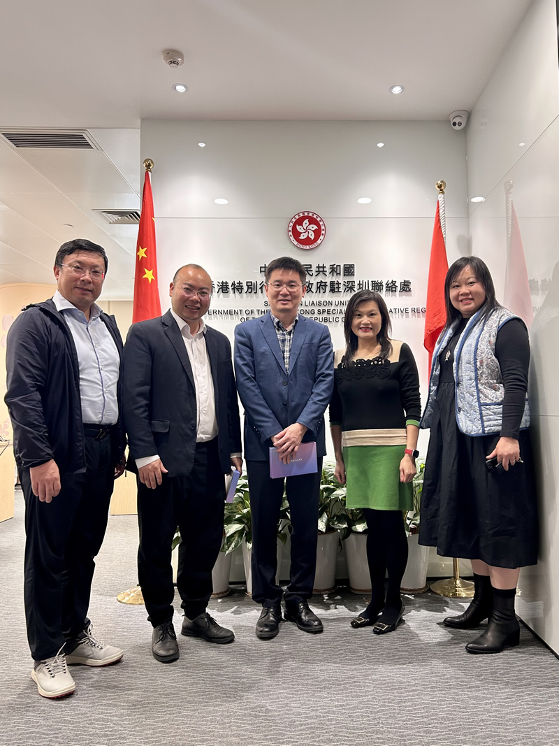 黎瑞琼主任（右二）与到访的深圳市航空业协会常务副会长谭超尘（左二）、深圳清华大学研究院应用技术研究中心亓峰博士（左一）、东海航空副总裁李志良（中）合影留念。